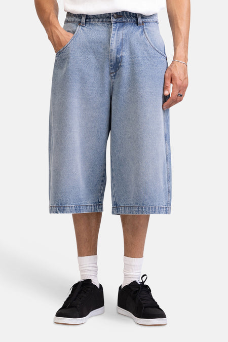 Short en jean bleu clair de REDEFINED REBEL, un modèle ample avec poches arrière, vu de dos sur un mannequin debout.