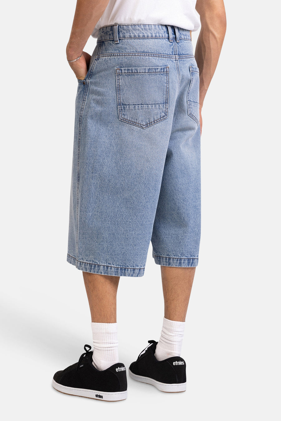 Lichtblauwe denim short van REDEFINED REBEL, een los model met achterzakken, van achteren gezien op een staand model.