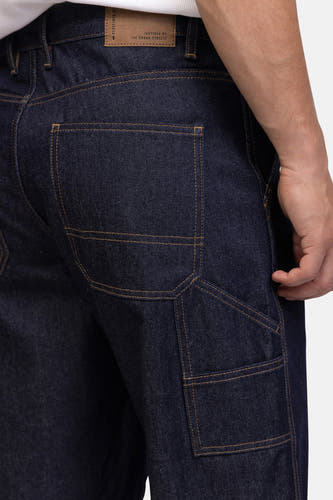 Donkerblauwe jeansshort met contrastnaden van REDEFINED REBEL, achterzak detail, katoen denim, lifestyle shot