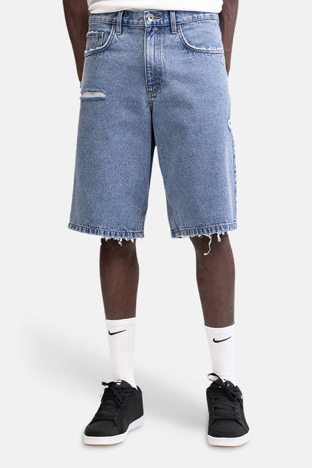 Short en jean bleu moyen de REDEFINED REBEL, vu de dos avec ourlets effilochés et deux poches arrière.