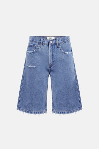 Short en jean bleu moyen de REDEFINED REBEL avec jambes larges, ourlets effilochés et détails délavés.