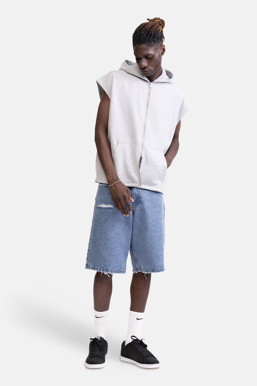 Short en jean bleu délavé de REDEFINED REBEL avec ourlet effiloché et détails déchirés.