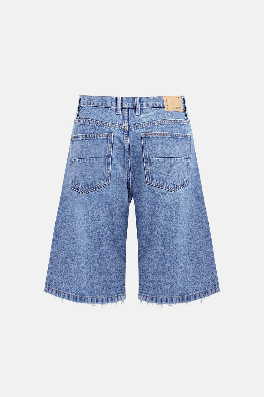 Short en jean de couleur bleu moyen de REDEFINED REBELL, deux poches à l'arrière, ourlet effiloché et étiquette de marque marron.