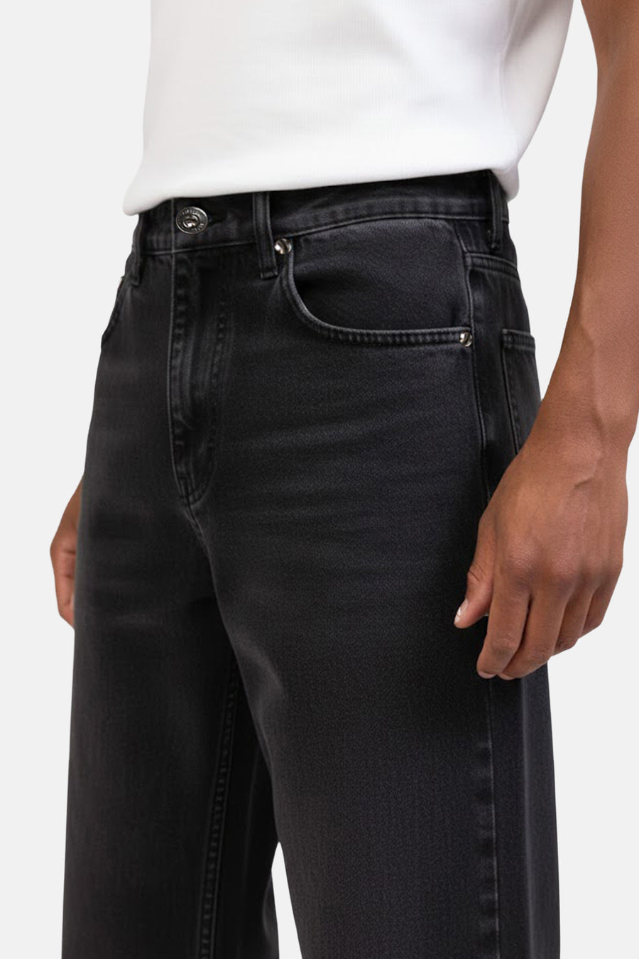 Donkergrijze wide jeans van REDEFINED REBEL met knoopdetail en subtiele textuur.