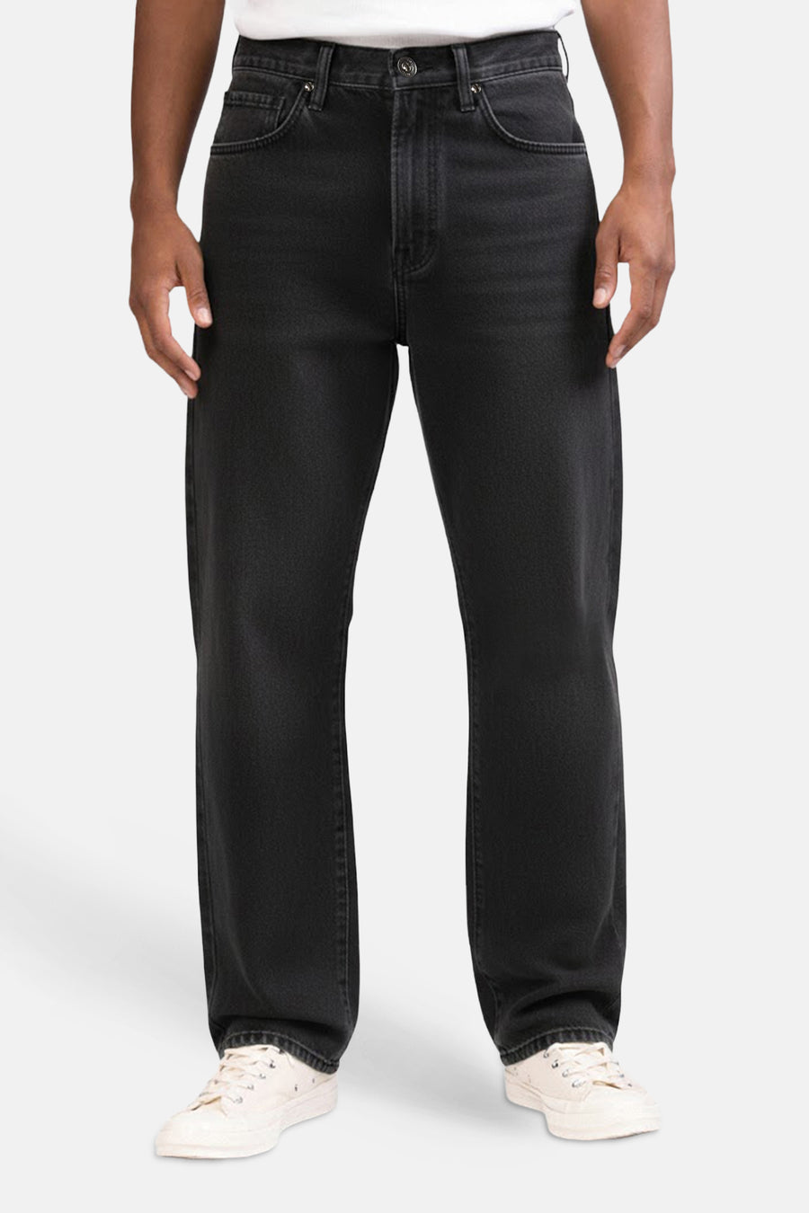 Donkergrijze denim wijde jeans van REDEFINED REBEL, met lichte slijtage en witte sneakers.