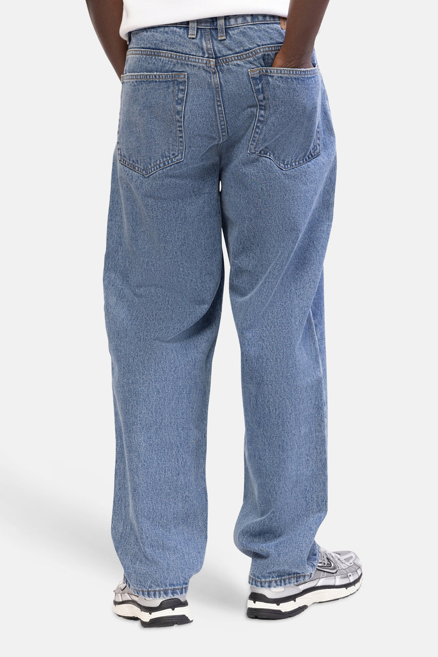Jeans coupe large en denim bleu clair de REDEFINED REBEL, avec poches arrière et une coupe décontractée.