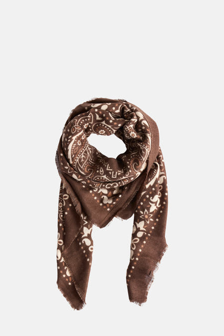 Bruine zomersjaal van Access® met paisley print en gerafelde randen.