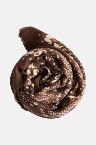 Bruine zomersjaal van Access® met paisleyprint en decoratieve franjes, opgerold weergegeven.
