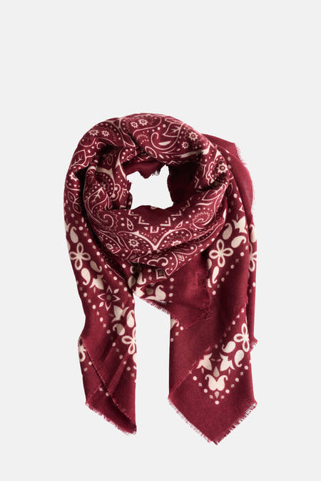 Rode zomersjaal van Access® met paisley- en bloemmotieven en gerafelde randen.