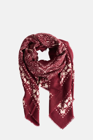 Rode zomersjaal van Access® met paisley- en bloemmotieven en gerafelde randen.