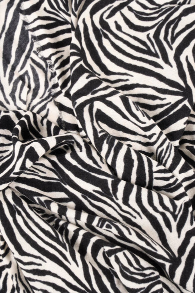 Multicolor zomersjaal van Morgan de Toi met een opvallend zwart-wit zebraprint en subtiele plooien.
