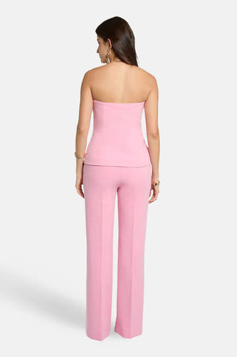 Gilet rose de Morgan De Toi, vue de dos, combiné avec un pantalon assorti, avec des bijoux dorés.