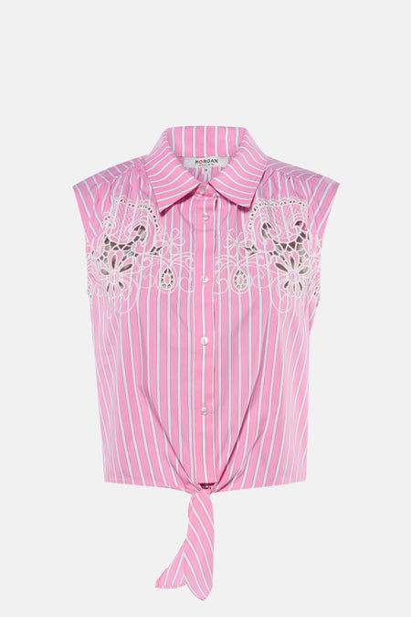 Roze hemd met korte mouwen van Morgan De Toi, met witte strepen, opengewerkte borduursels en geknoopte zoom.