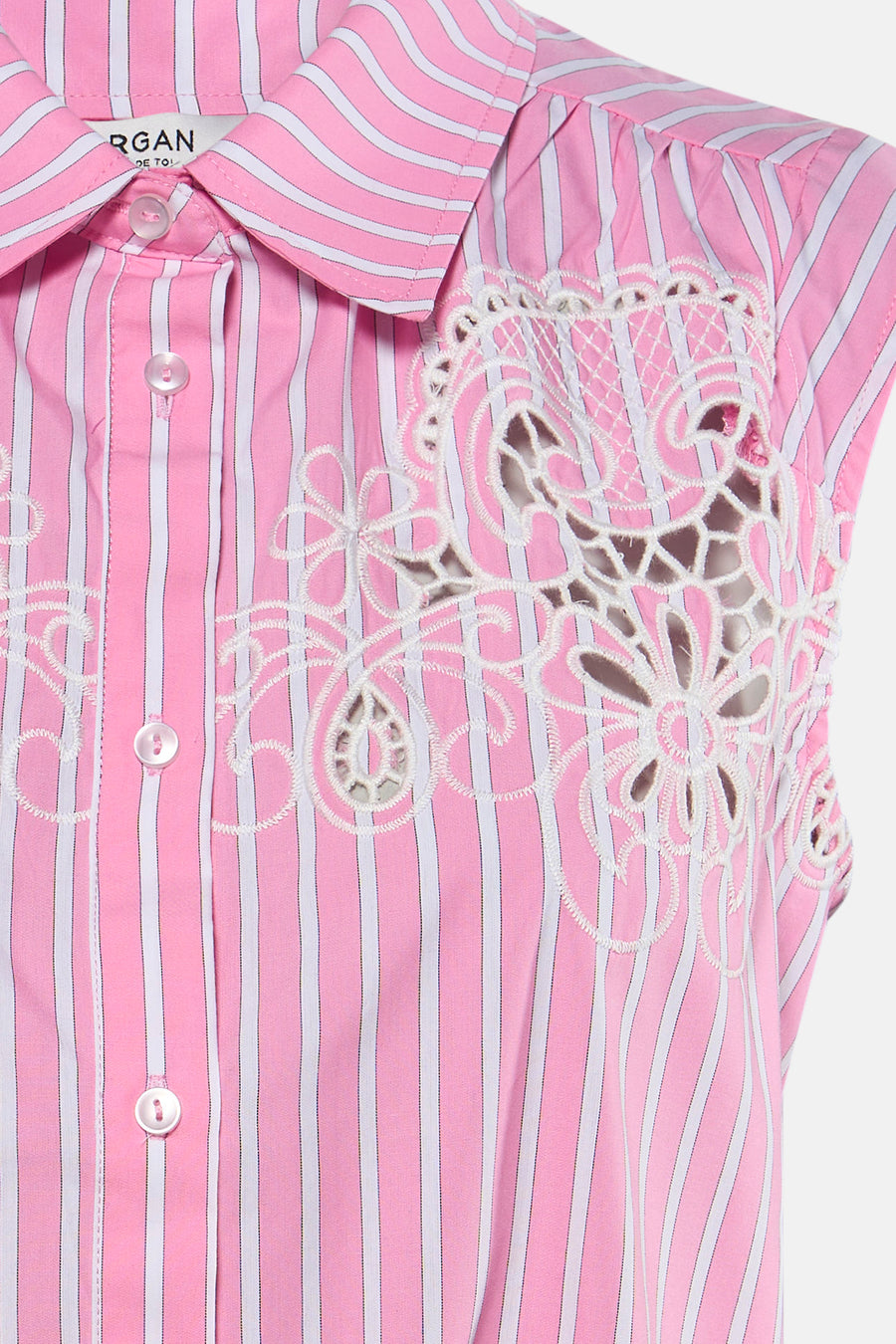 Chemise rose à manches courtes de Morgan De Toi, avec rayures verticales blanches, broderie et fermeture boutonnée.