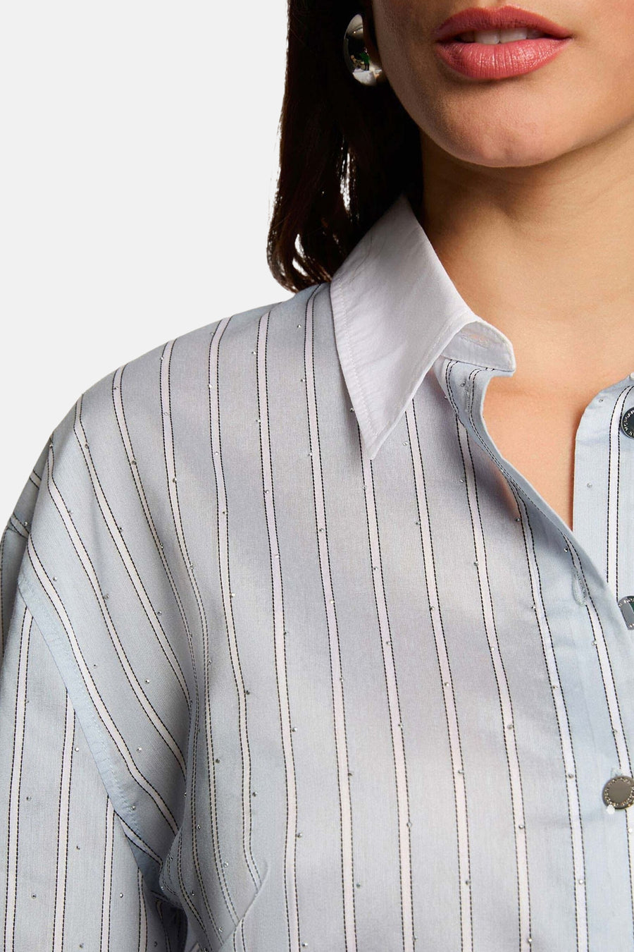 Blauw gestreept overhemd met lange mouwen van Morgan De Toi, afgewerkt met subtiele strass details en een witte kraag.