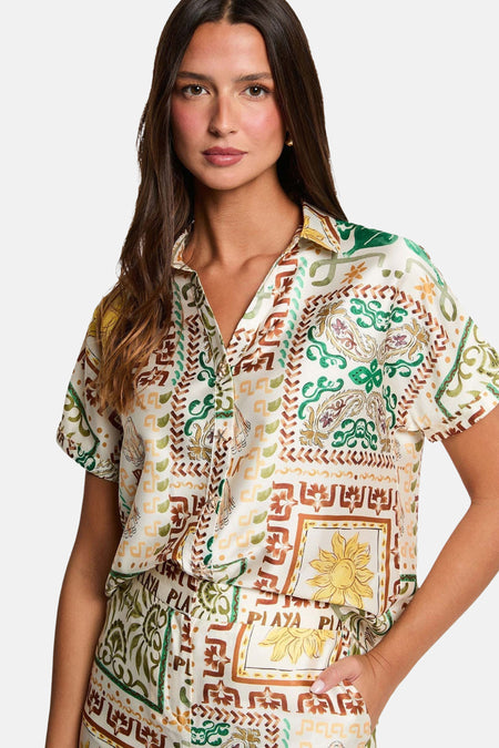 Chemise multicolore à manches courtes de Morgan De Toi, avec un motif de soleils, de coquillages et de motifs végétaux.