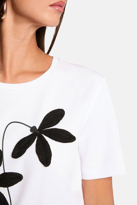 Wit T-shirt van Morgan De Toi, met grote zwarte bloemapplicaties en korte mouwen.