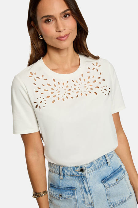 Wit T-shirt met korte mouwen van Morgan De Toi, met bloemvormige uitsnijdingen op de borst.
