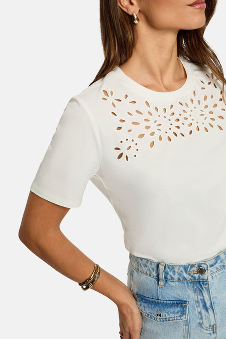 Wit T-shirt van Morgan De Toi, met korte mouwen en decoratieve perforaties rondom de halslijn, gedragen met een jeans.
