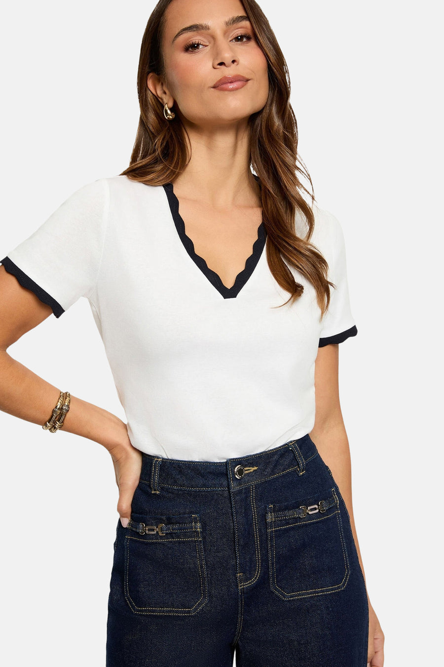 T-shirt blanc à manches courtes de Morgan De Toi, avec finition bleu foncé le long du col en V et des manches.