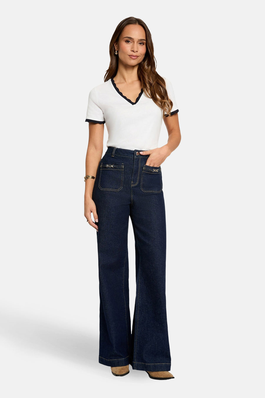 Wit T-shirt met korte mouwen van Morgan De Toi, met donkerblauwe afwerking langs de V-hals en mouwen.