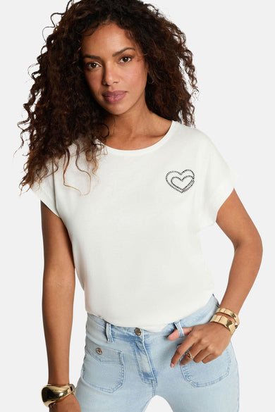 Wit T-shirt met korte mouwen van Morgan De Toi, met een dubbele hartjes applicatie en gedragen met een jeans en gouden armband.
