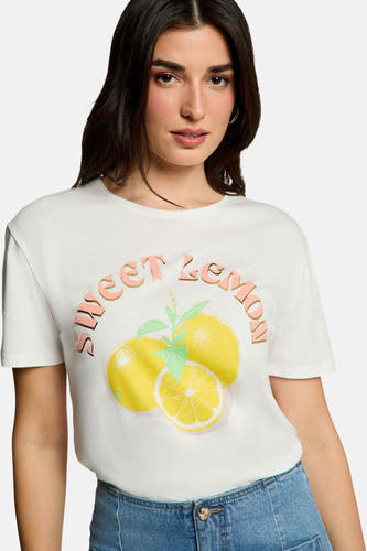 T-shirt blanc à manches courtes de Morgan De Toi, combiné avec un jean bleu et des talons hauts, vu de dos.