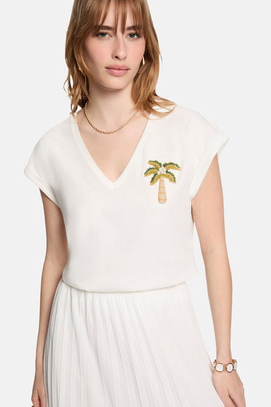 Witte korte mouwen T-shirt met V-hals en palmboom borduurwerk van Morgan De Toi, gedragen met gouden ketting en witte rok
