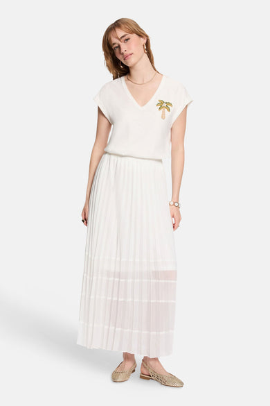 Witte korte mouwen T-shirt met V-hals en palmboom borduursel van Morgan De Toi, gedragen met gerimpelde rok en gouden sieraden, front view