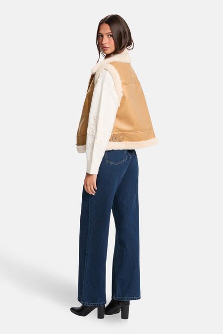 Vrouw, jeans, mouwloze jas, suède, wol, laarzen.