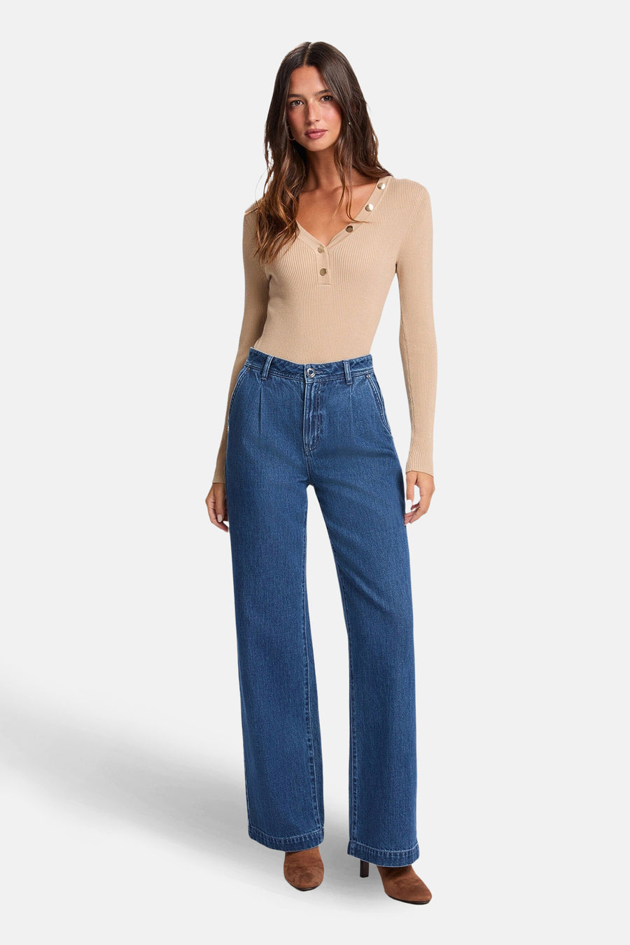 Beige T-shirt met lange mouwen van Morgan De Toi, gedragen met blauwe jeans met wijde pijpen en bruine laarsjes.