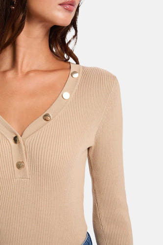 Beige T-shirt met lange mouwen van Morgan De Toi, met gouden knoopdetails op de halslijn en ribgebreide textuur.
