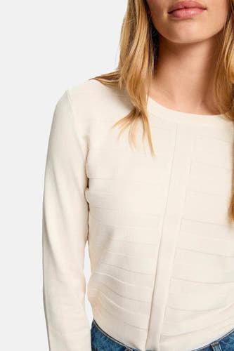 Ecru trui met ronde hals van Morgan De Toi, met ribbels en lange mouwen, gedragen met een blauwe jeans.
