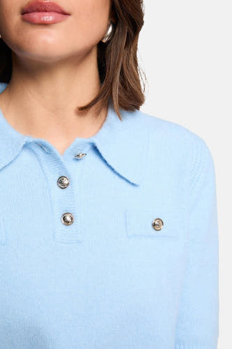 Pull bleu de Morgan De Toi avec boutons argentés et col polo.