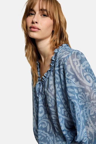 Blauw shirt met lange mouwen van Morgan De Toi, met ruffles en een wit patroon.
