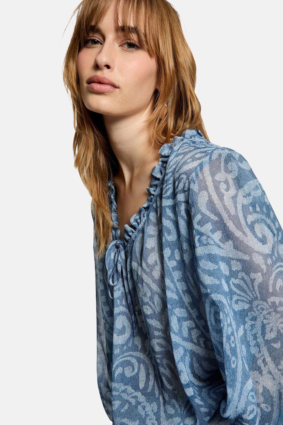 Blauw shirt met lange mouwen van Morgan De Toi, met ruffles en een wit patroon.
