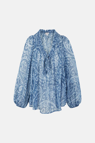 Blauw blouse met lange mouwen van Morgan De Toi, met een paisley-achtig patroon en ruches langs de halslijn.