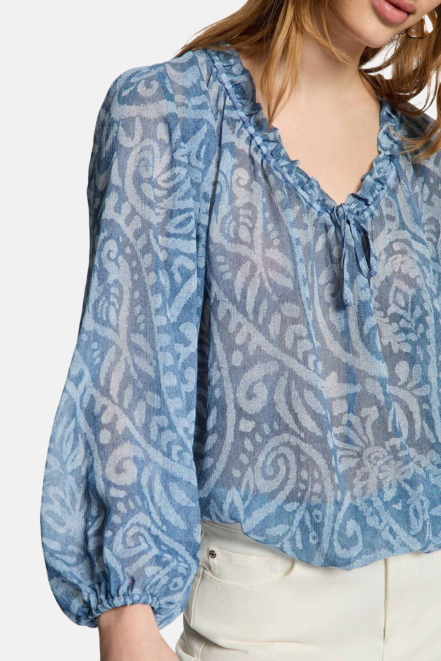 Blauwe blouse met lange mouwen van Morgan De Toi, met paisley-patroon en ruches aan de halslijn.