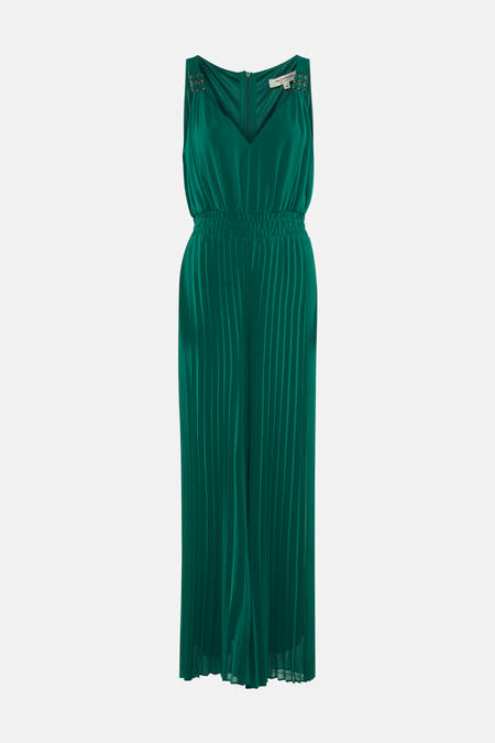 Groene jumpsuit van Morgan de Toi, met plooien en decoratieve ringen op de bandjes.