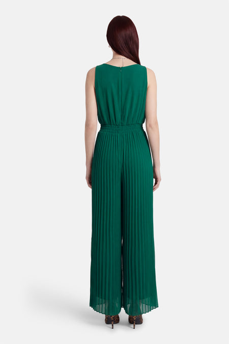 Groene jumpsuit van Morgan De Toi, met plooien en wijde pijpen, gezien van achteren.