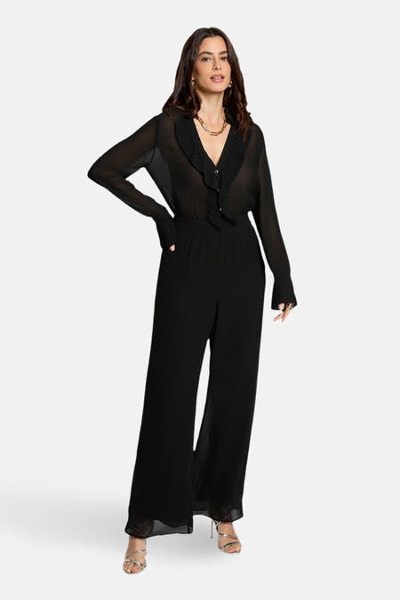 Zwarte jumpsuit van Morgan De Toi, met lange mouwen, geplooide details en een wijde pijp.