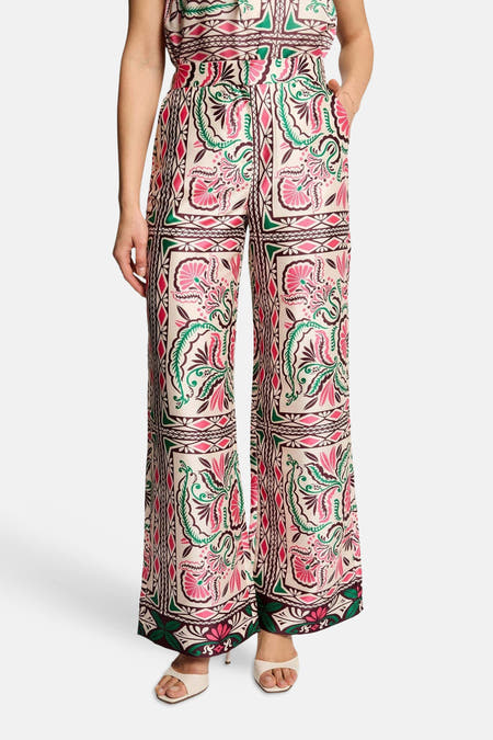 Multikleurige broek van Morgan De Toi, met een opvallend, all-over bloemenpatroon in roze, groen en bruine tinten.