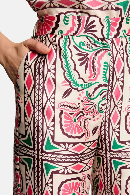 Multikleurige broek van Morgan De Toi, met opvallend geometrisch en bloemenpatroon in roze, groen en bruin.
