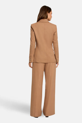 Bruin damespak, achterzijde, lange broek.