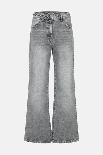 Grijze uitlopende jeans.