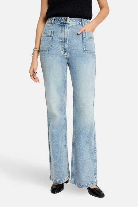 IJITO mid blue denim straight jeans van Morgan De Toi, met opgestikte zakken en zwarte schoenen.
