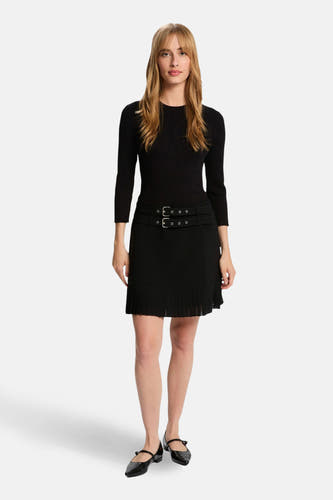 Robe noire de Morgan De Toi avec des manches trois-quarts et une ceinture double à la taille, terminée par des plis.