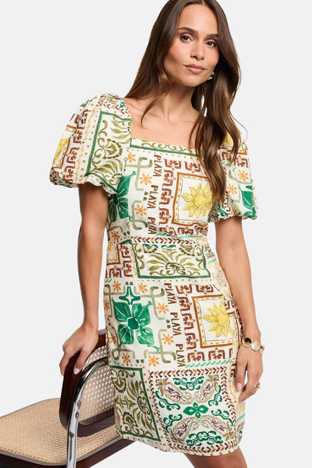 Multicolor korte mouwen jurk met zomerprint van Morgan De Toi, vierkante hals, pofmouwen, lifestyle shot