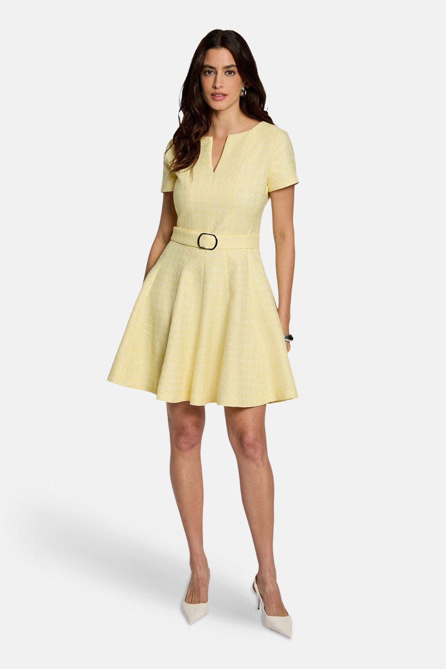 Robe courte jaune à manches courtes de Morgan de Toi, avec une ceinture et une jupe évasée, portée avec des talons crème.