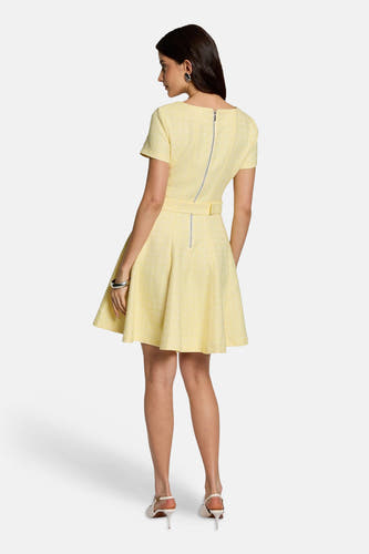 Geel kleedje met korte mouwen van Morgan De Toi, met een ritssluiting aan de achterkant en een bijpassende riem.